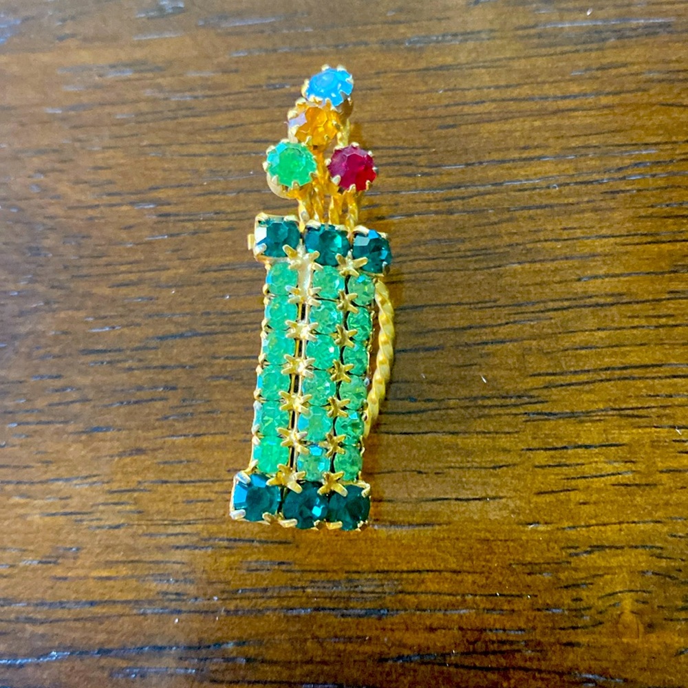 Golf bag gemstone pin